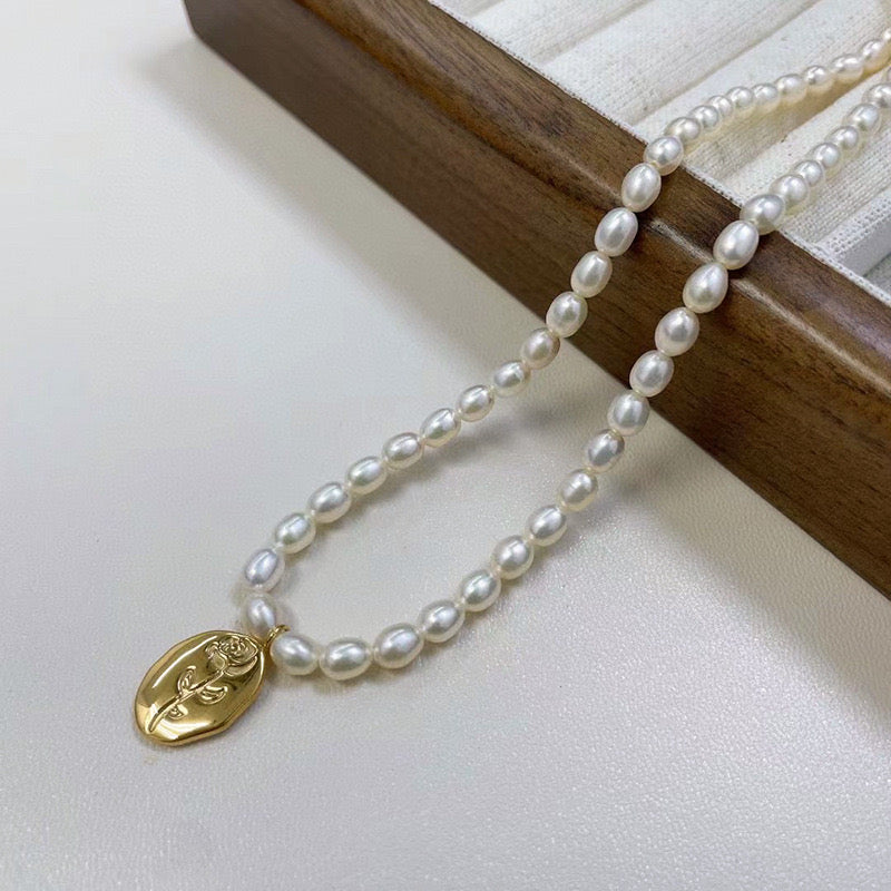 Baroque pearl necklace with flower 18k gold